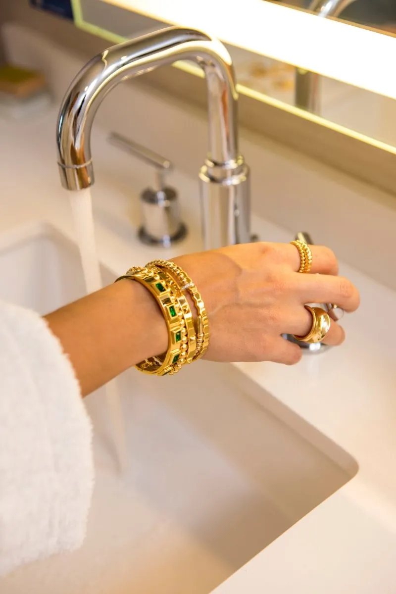 Lustrous Emerald Elegance Band